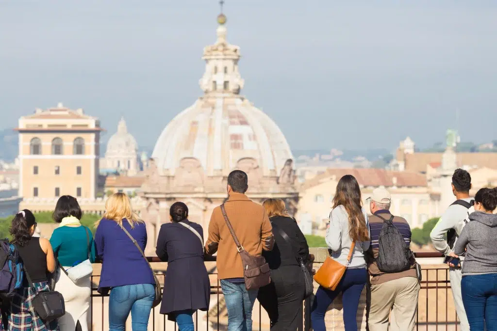 Eine Gruppe von Touristen in Rom