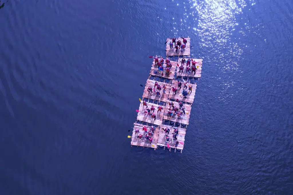 Menschen auf Floß am See