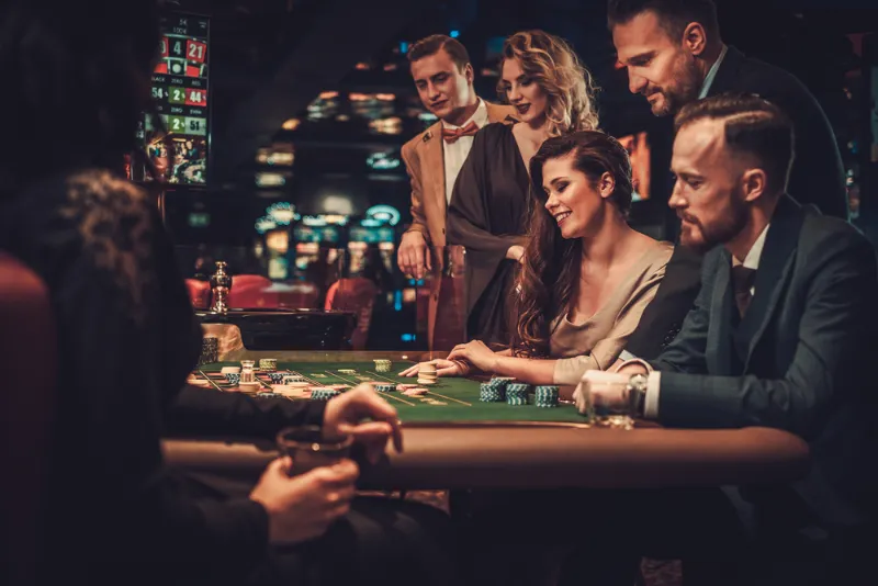 Eine Gruppe von Menschen an einem Casinotisch
