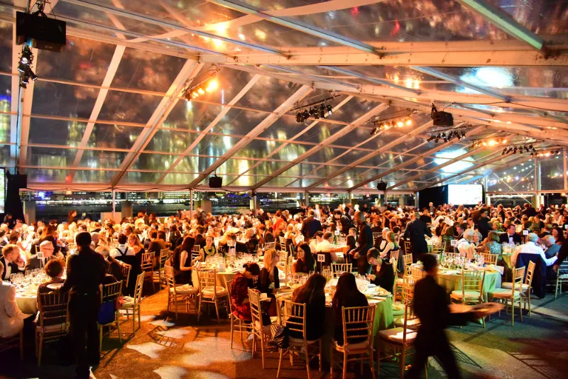 Ein mit Menschen gefüllter Saal beim Abendessen während einer Veranstaltung