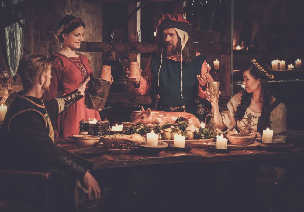 Menschen in mittelalterlichen Kostümen beim Ritteressen