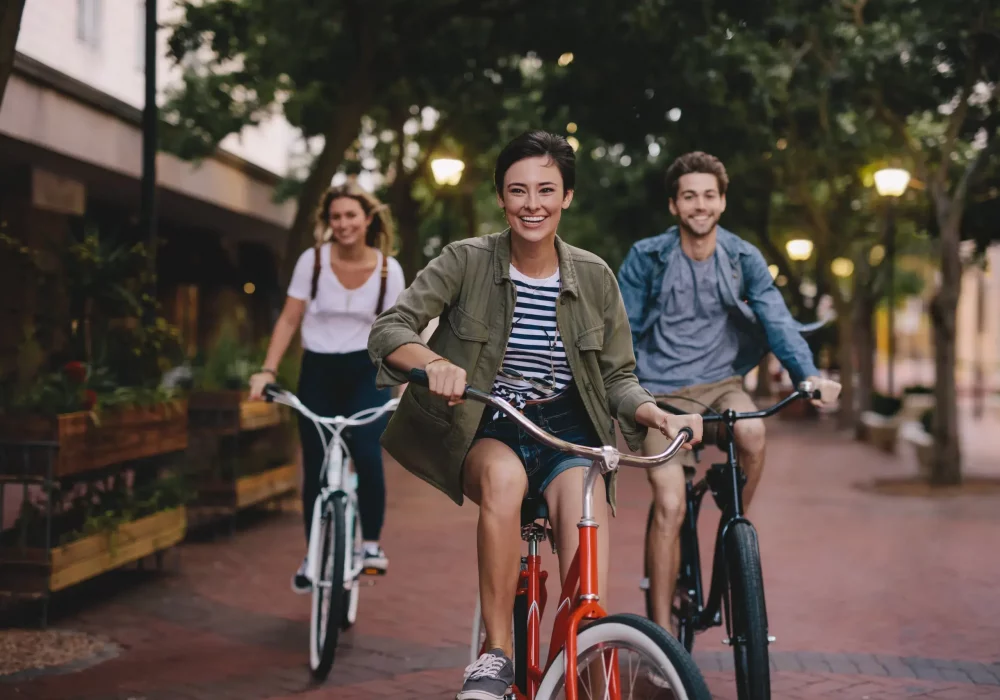 Drei junge Menschen beim Fahrradfahren