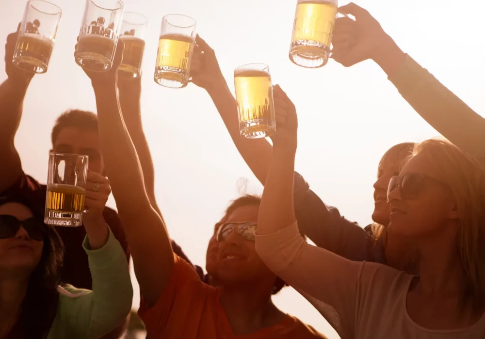 Fröhliche Menschen trinken Bier