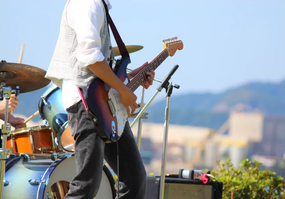 Ein Mann spielt Gitarre auf der Bühne